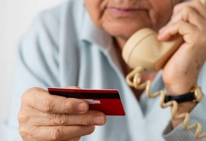 Golpe da falsa central telefônica: celular recebendo ligação com número mascarado de banco