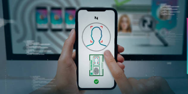 Fraude no onboarding: celular exibindo validação facial falsa na abertura de conta digital