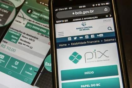 Ataque hacker ao Pix: notebook em quarto de hotel conectado a fluxo de transferências bancárias