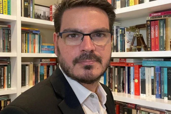 Rodrigo Constantino: Smartphone, simbolizando a discussão sobre injúria contra a Bahia nas redes sociais