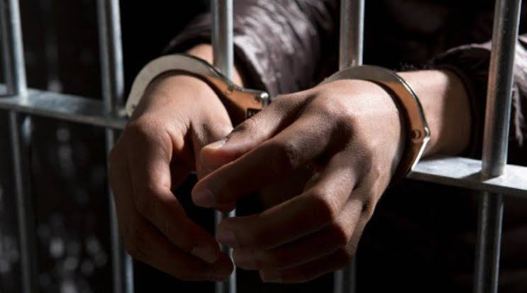 O princípio da contemporaneidade na prisão preventiva exige que o risco justificador da medida seja atual, e não apenas um fato do passado. Desde a Lei 13.964/2019, o Código de Processo Penal impõe essa exigência à preventiva e a qualquer outra cautelar. Para o candidato a Delegado de Polícia, dominar o tema é essencial, porque ele define o sucesso ou o fracasso de uma representação.